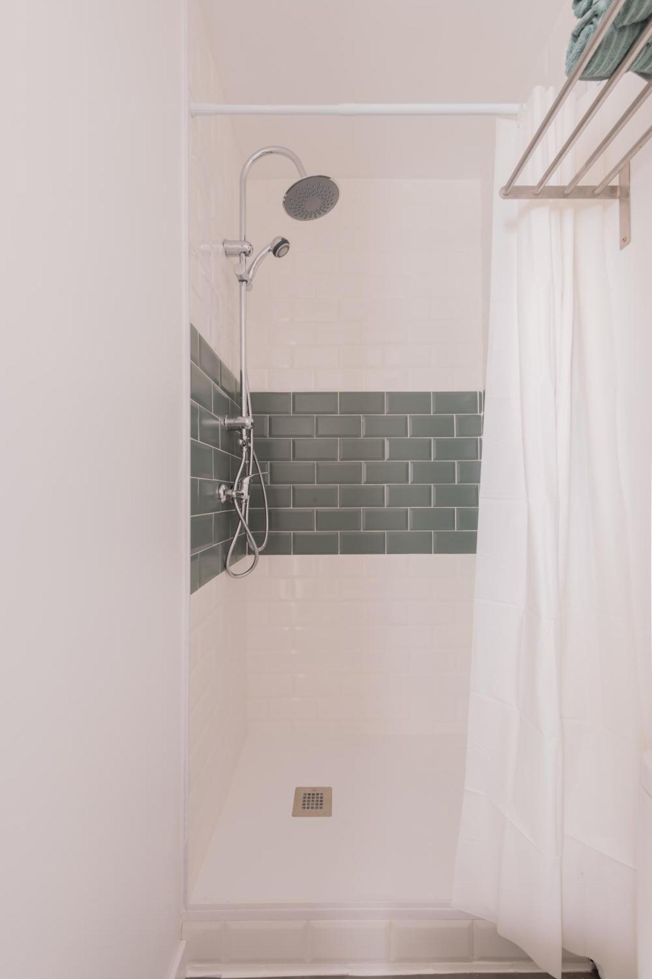 Sunny And Cozy With Ensuite Bathroom Habitación en casa particular Madrid