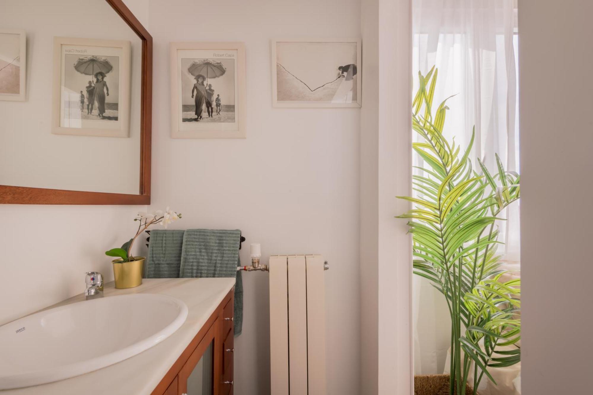 Sunny And Cozy With Ensuite Bathroom Habitación en casa particular Madrid
