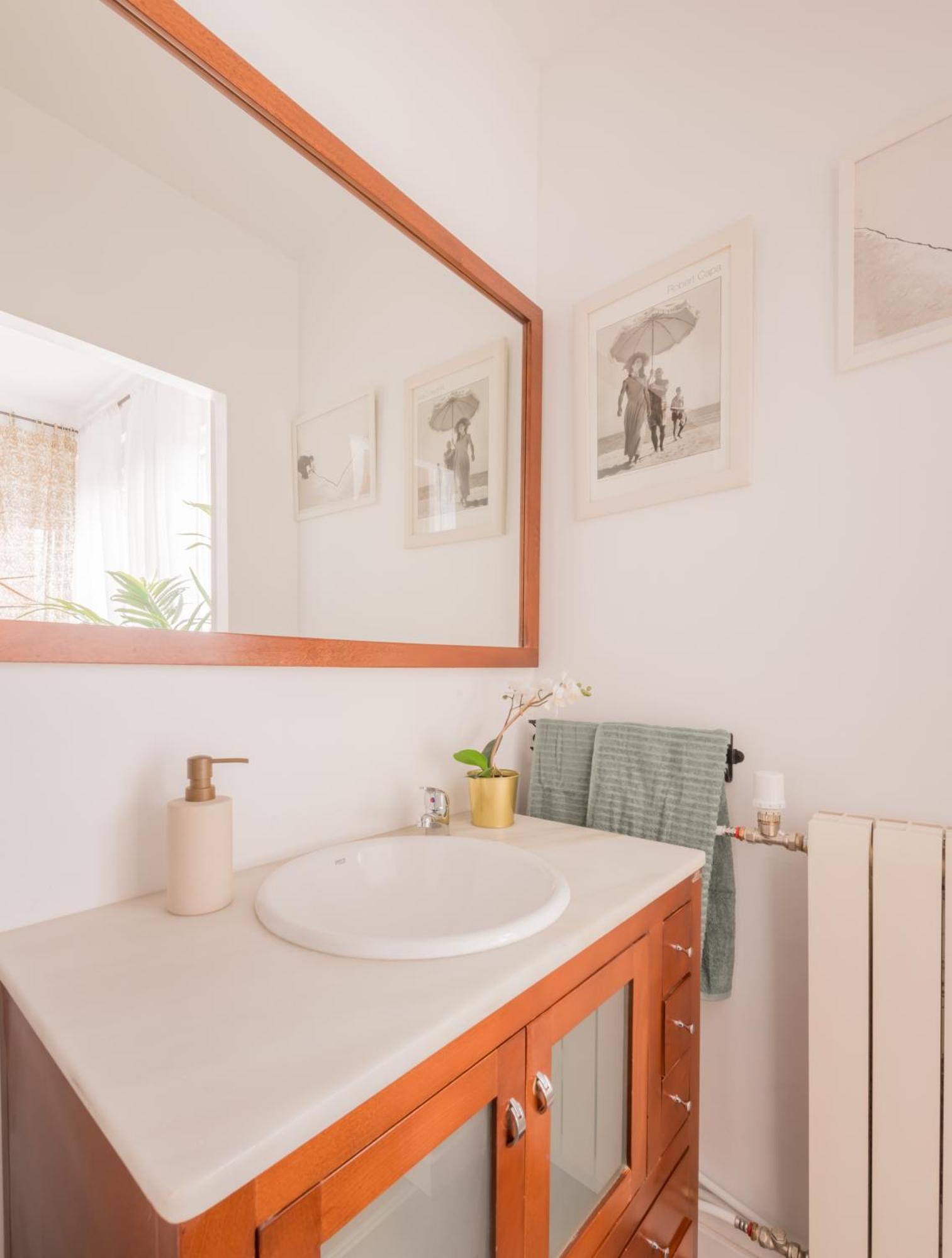 Sunny And Cozy With Ensuite Bathroom