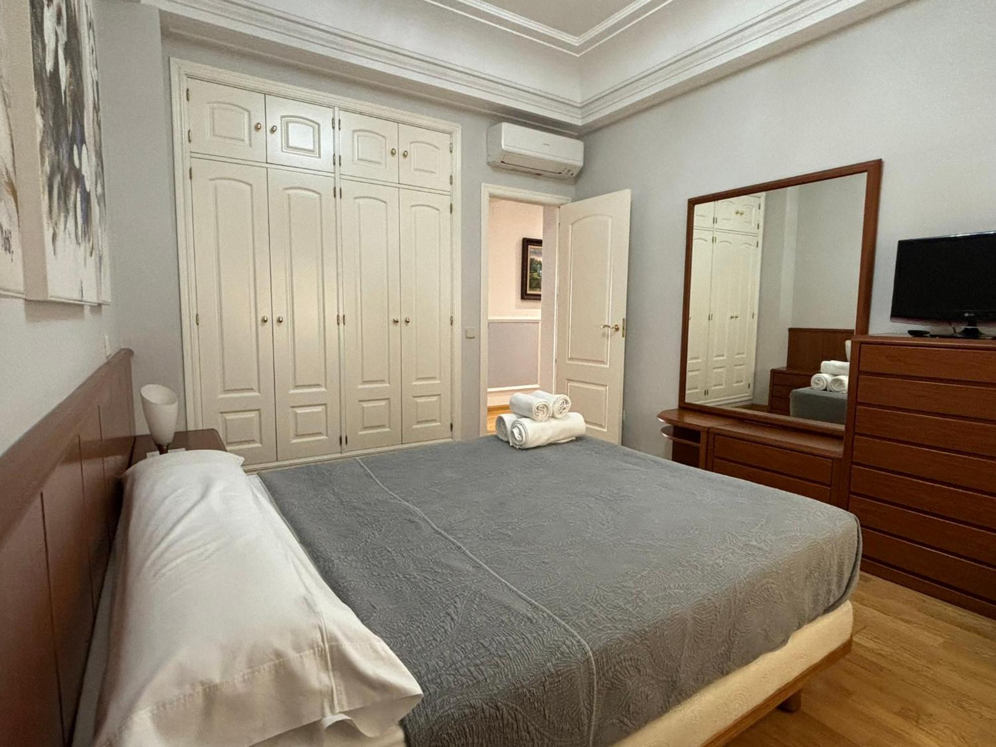 Gran Via 55 Apartment *