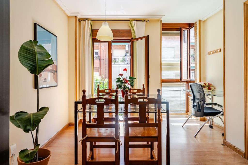 Silencioso, Bien Situado Y Luz Natural Apartamento
