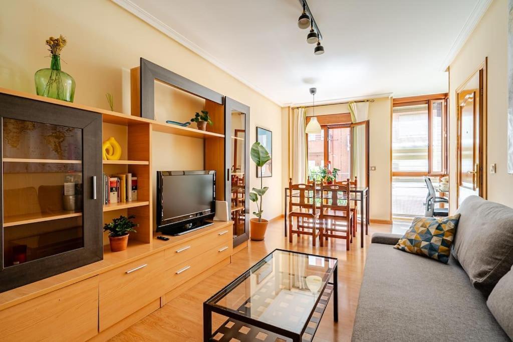 Silencioso, Bien Situado Y Luz Natural Apartamento *