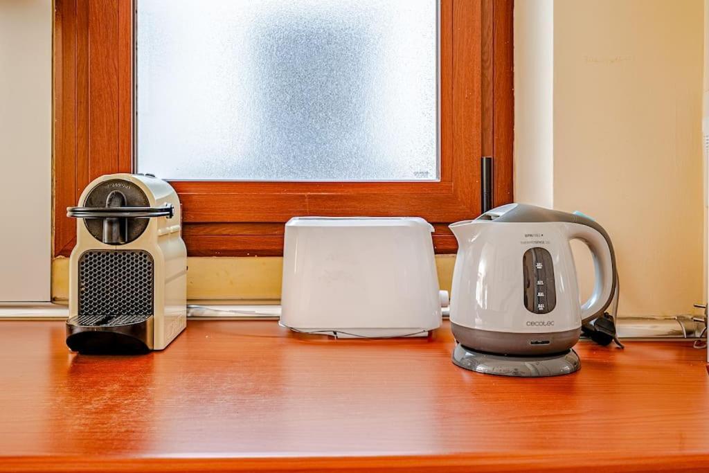 Silencioso, Bien Situado Y Luz Natural Apartamento