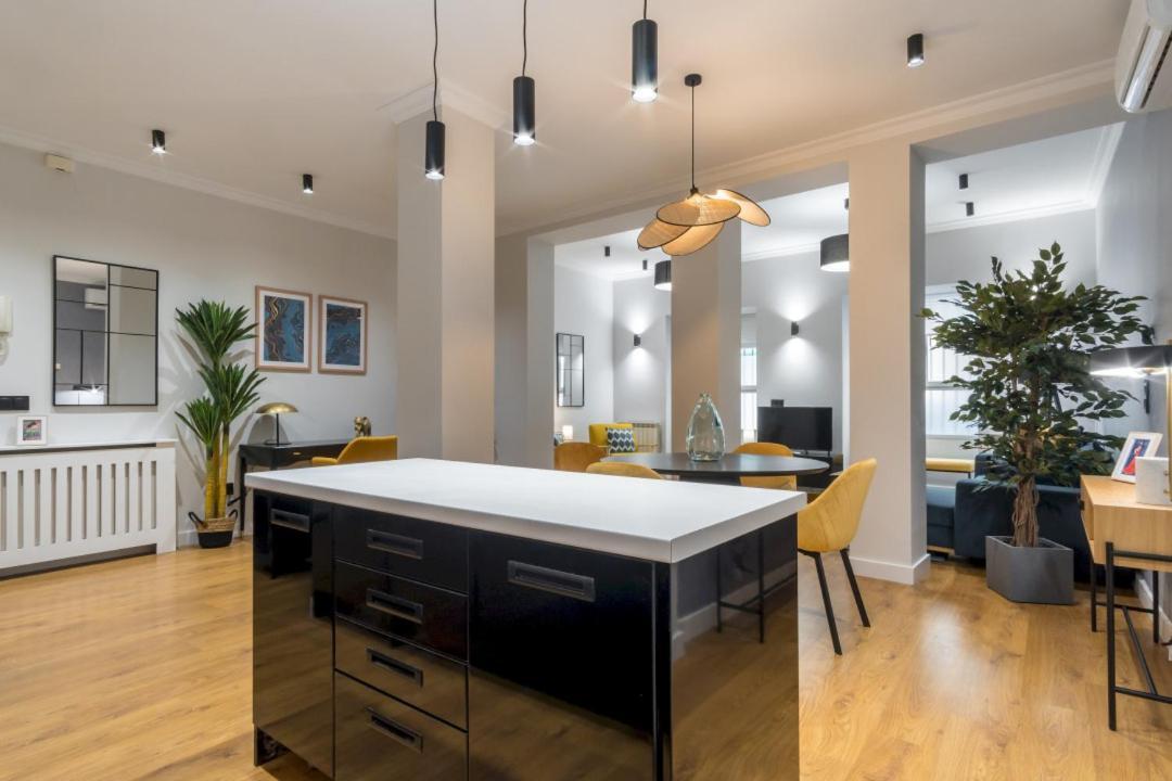 Apartment Wide And Modern -1bd 1,5 Bth- Malasana