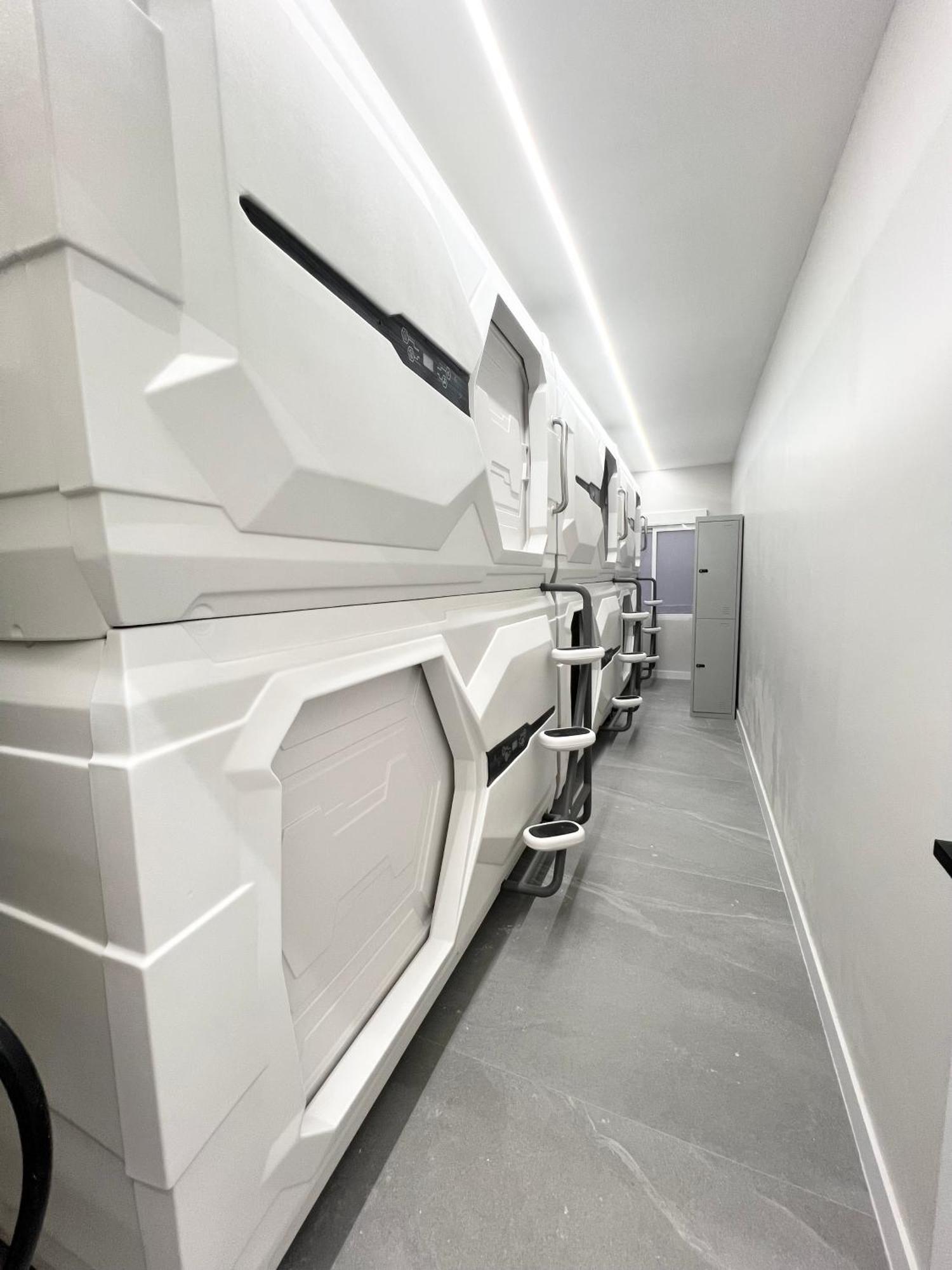 Albergue Space Capsule *