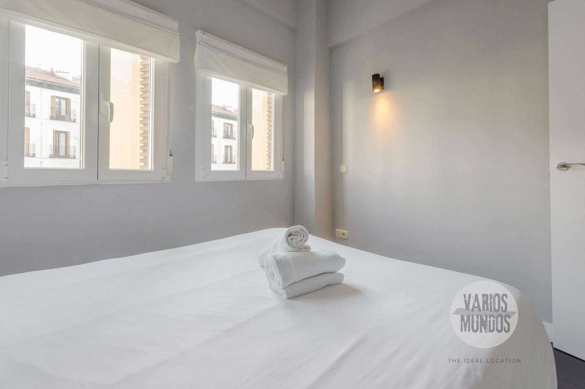 Sutil Elegancia 3, En Plaza De Chueca Madrid