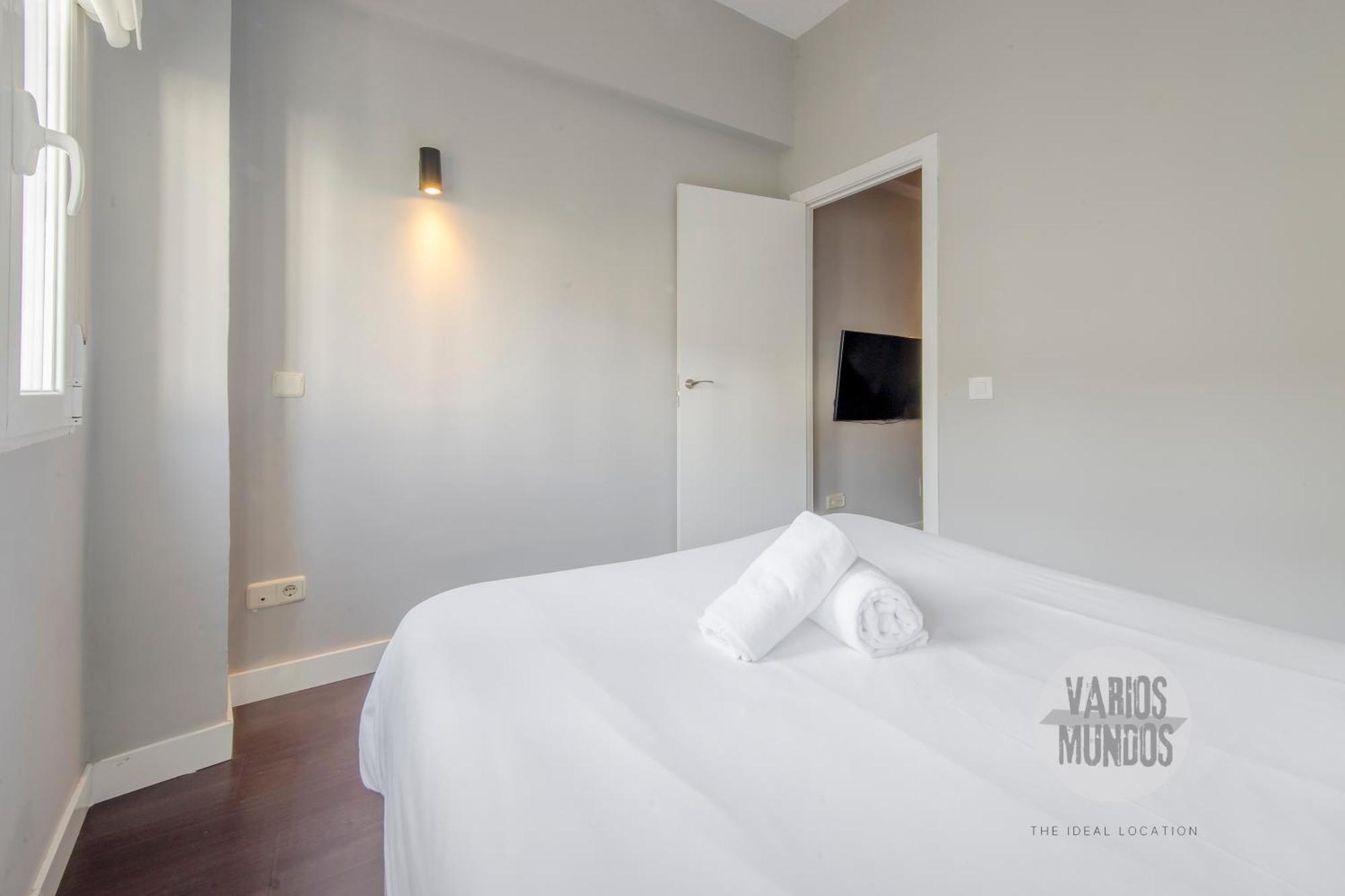Sutil Elegancia 3, En Plaza De Chueca * Madrid