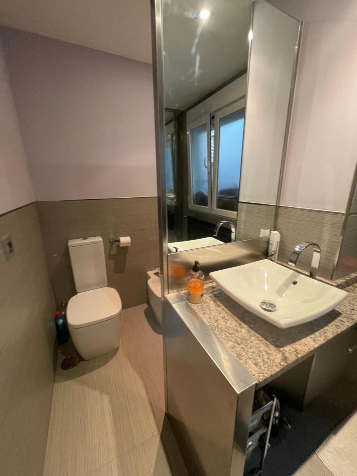 Amplia Con Bano A 5 Min Retiro Bed and breakfast *