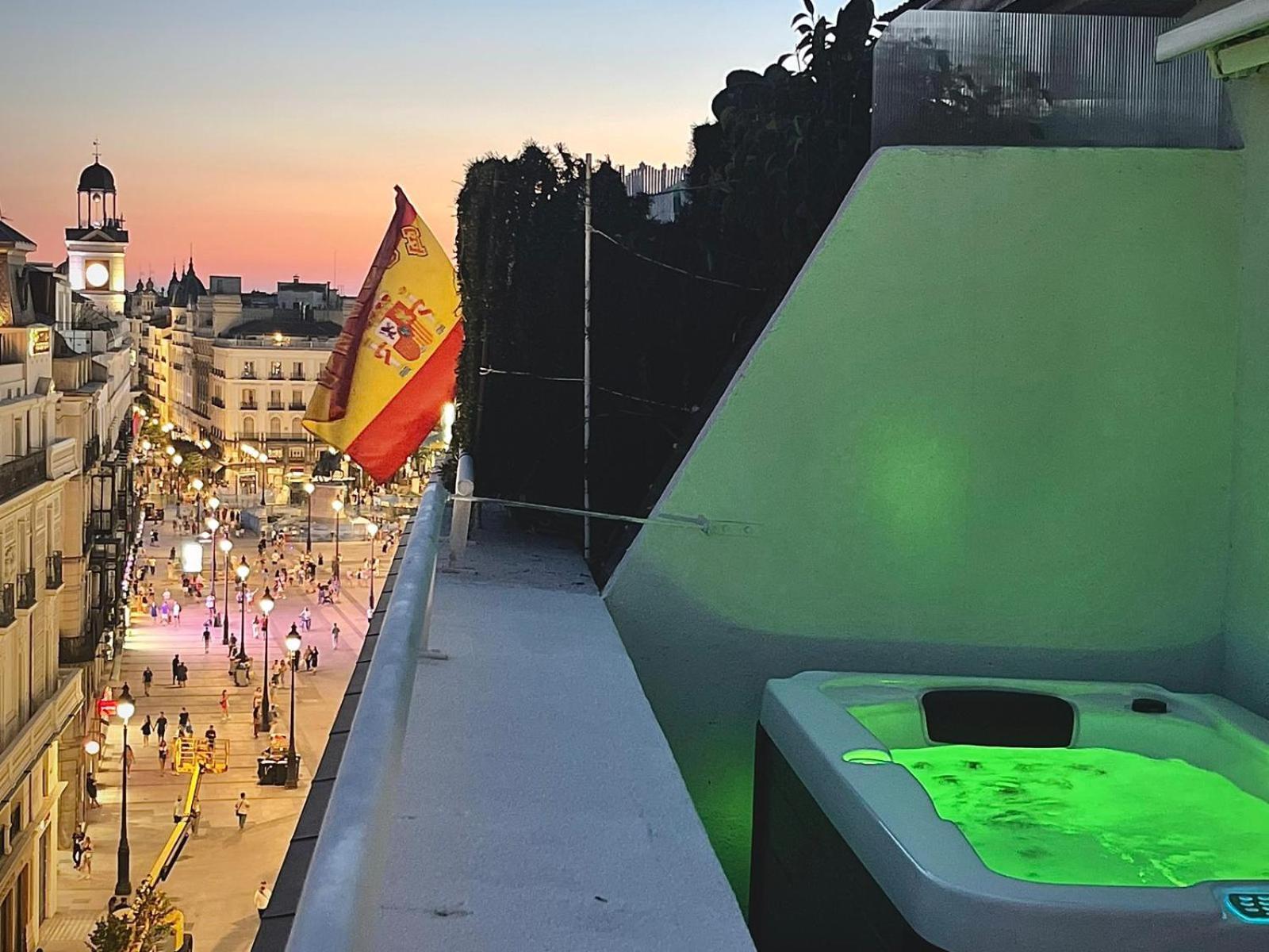 Piso Atico Con Terraza Y Jacuzzi Con Vistas A Sol En Centro