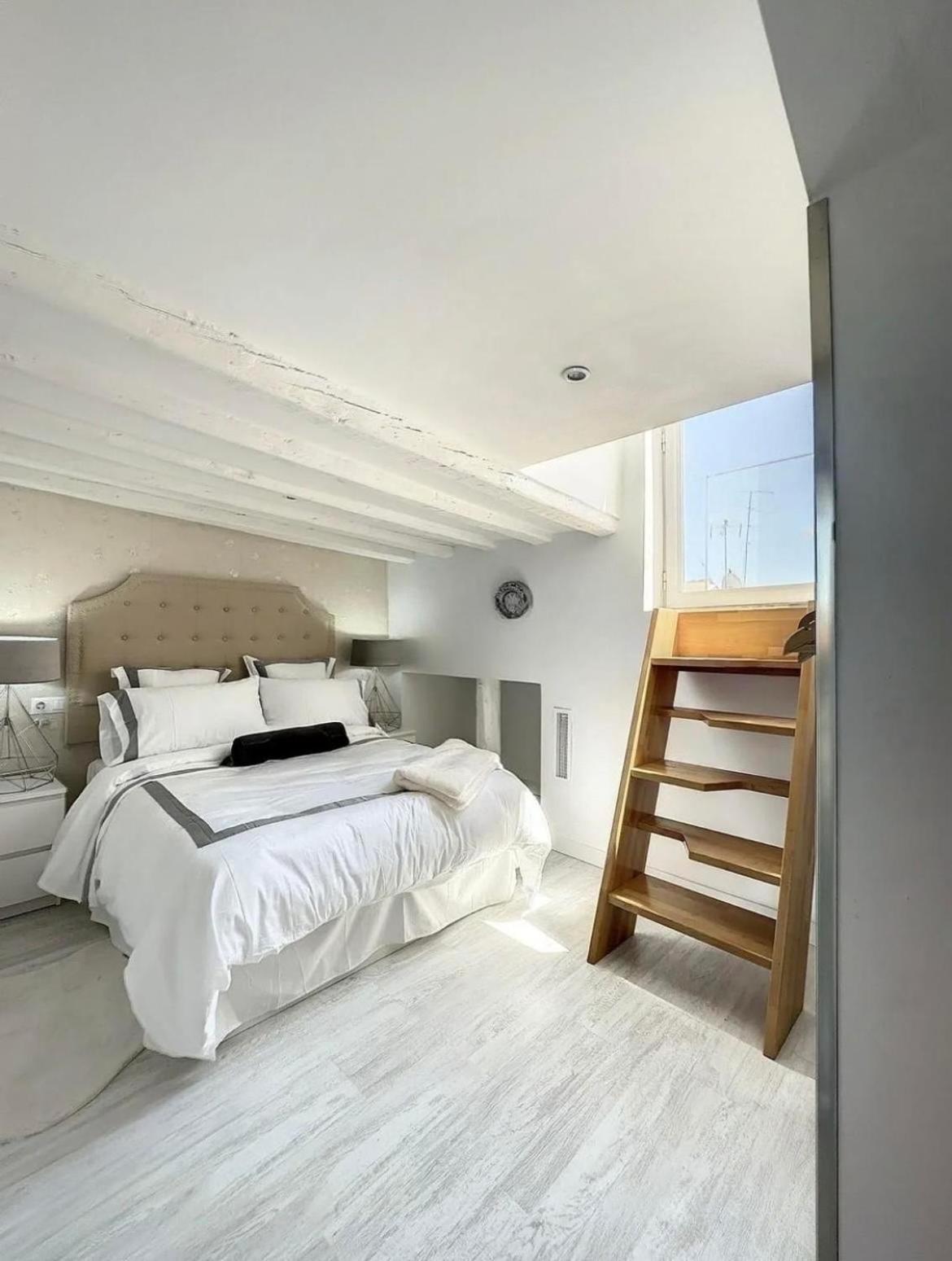 Apartment Chic Penthouse With Urban Charm & Rooftop