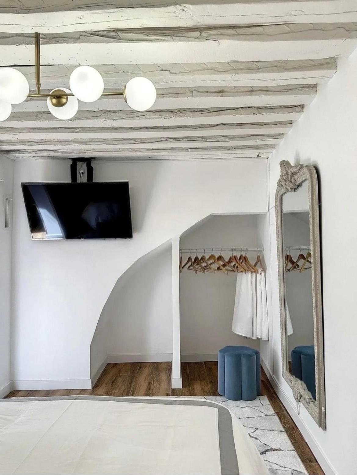 Chic Penthouse With Urban Charm & Rooftop Madrid