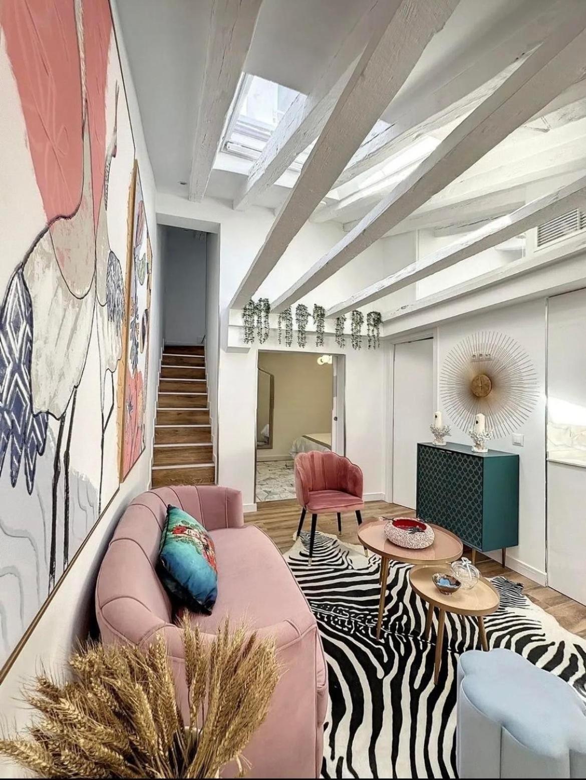 Apartment Chic Penthouse With Urban Charm & Rooftop