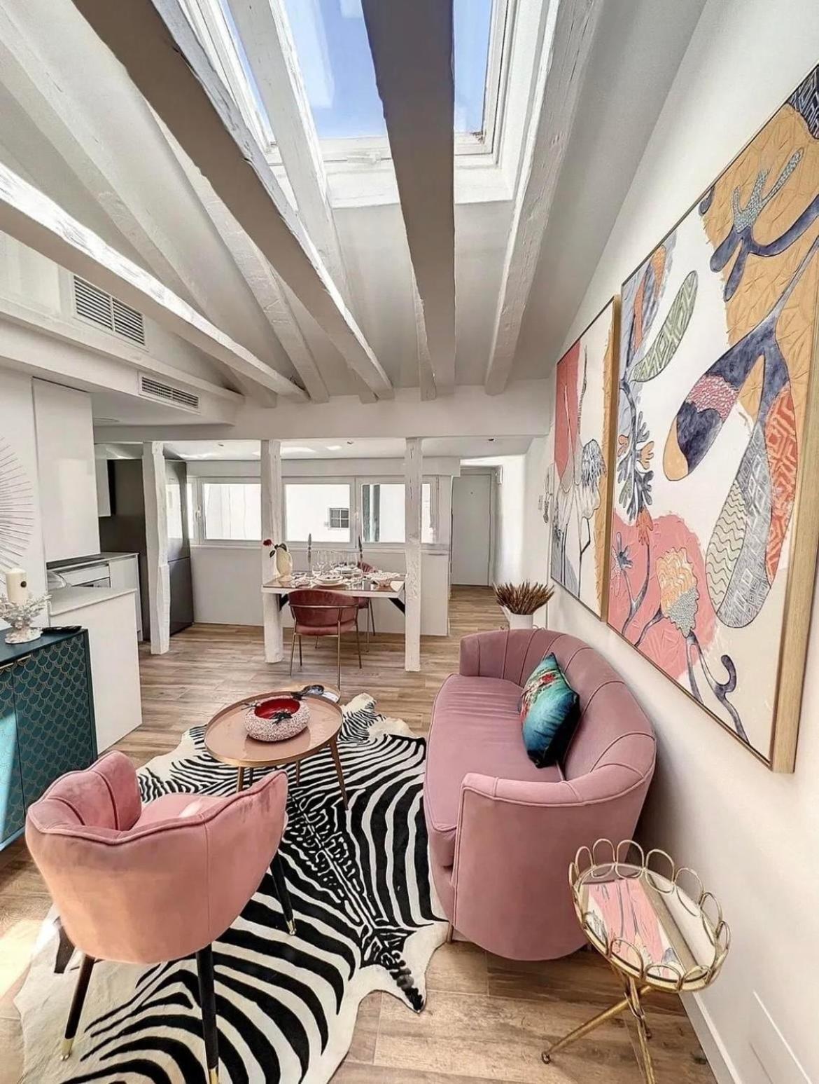 Chic Penthouse With Urban Charm & Rooftop Apartment *