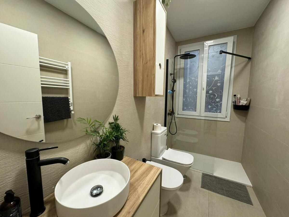 Aura Salamanca 2 Bedroom Flat With Balcony *