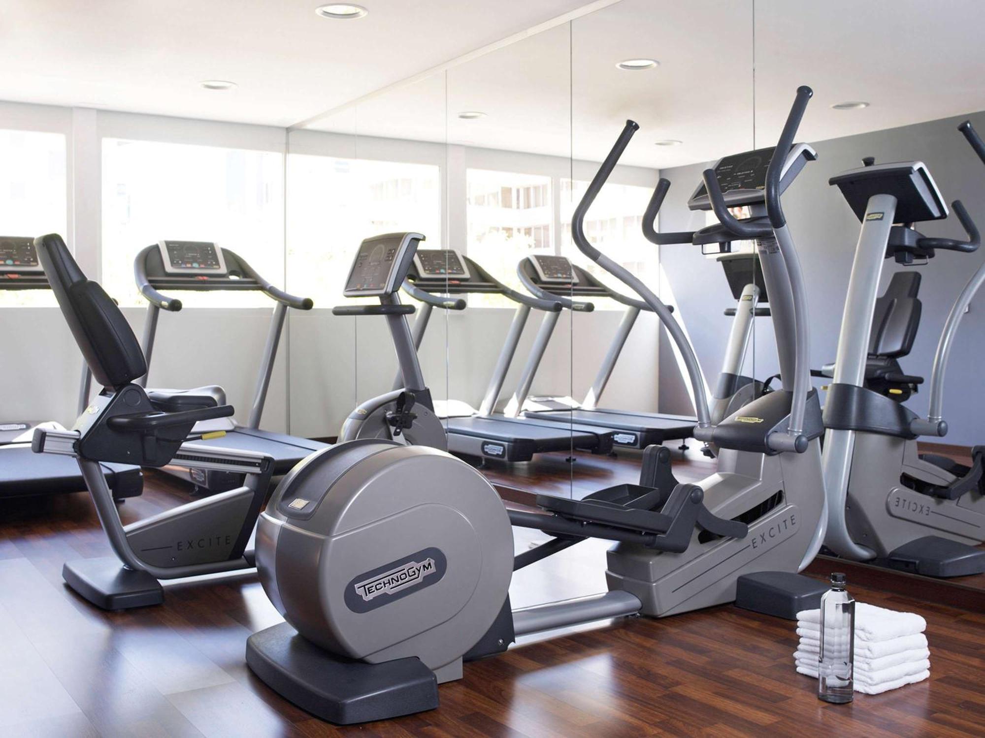 Pullman Airport & Feria Hotel 4*