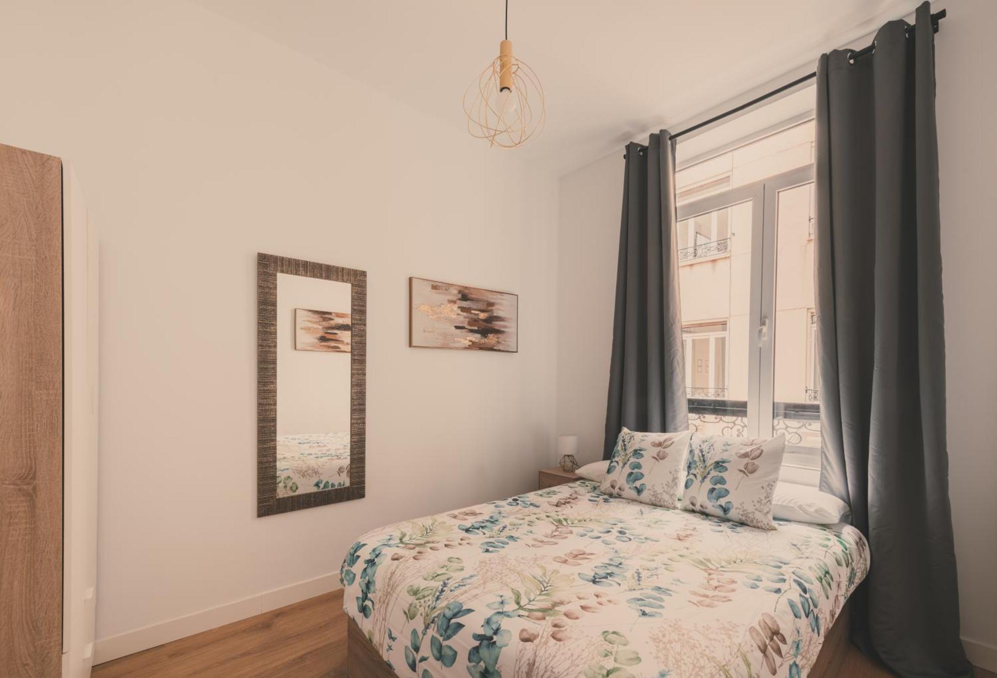 8 Rooms, 6 Bathrooms Over Gran Via Street Apartamento *