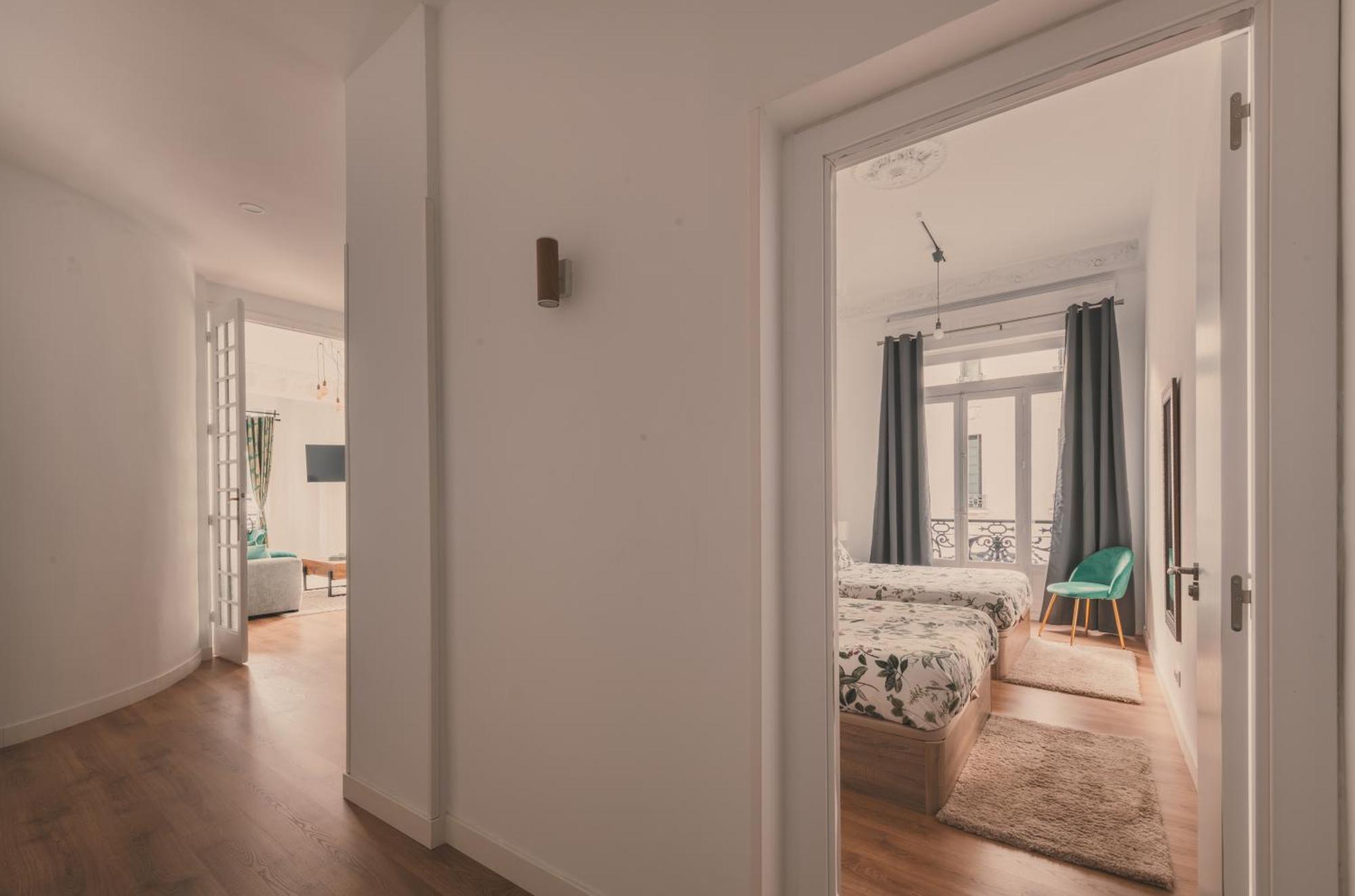 8 Rooms, 6 Bathrooms Over Gran Via Street Apartamento *