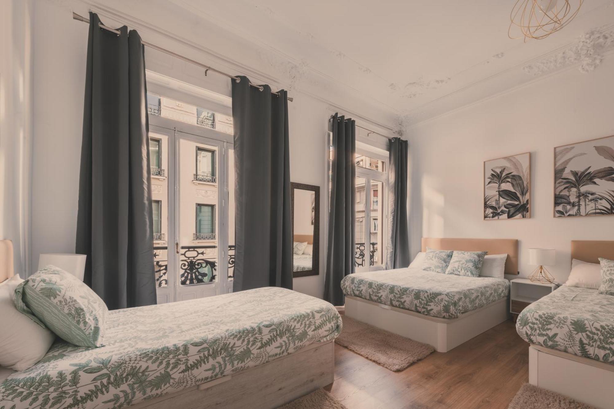 8 Rooms, 6 Bathrooms Over Gran Via Street Apartamento