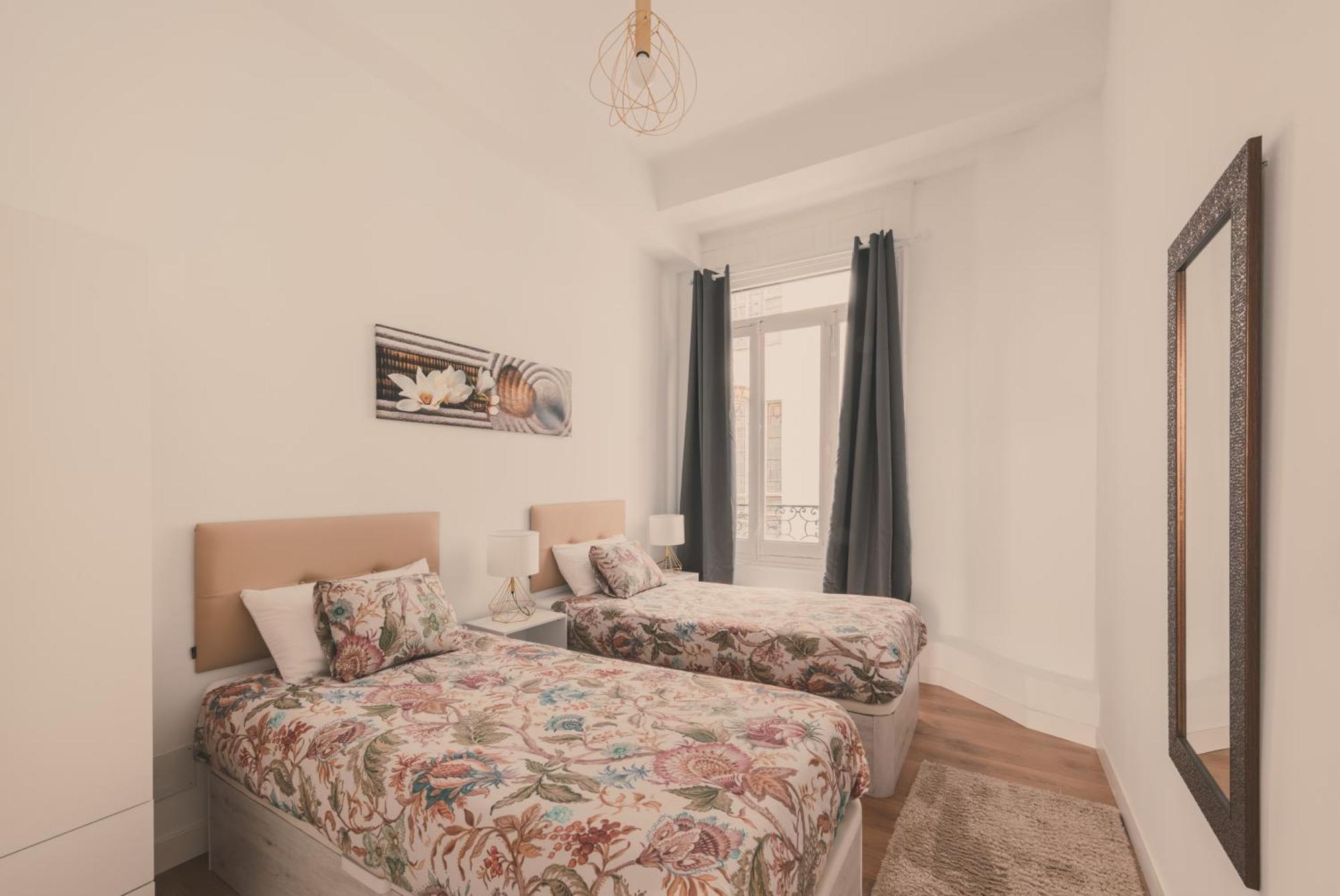 8 Rooms, 6 Bathrooms Over Gran Via Street Apartamento