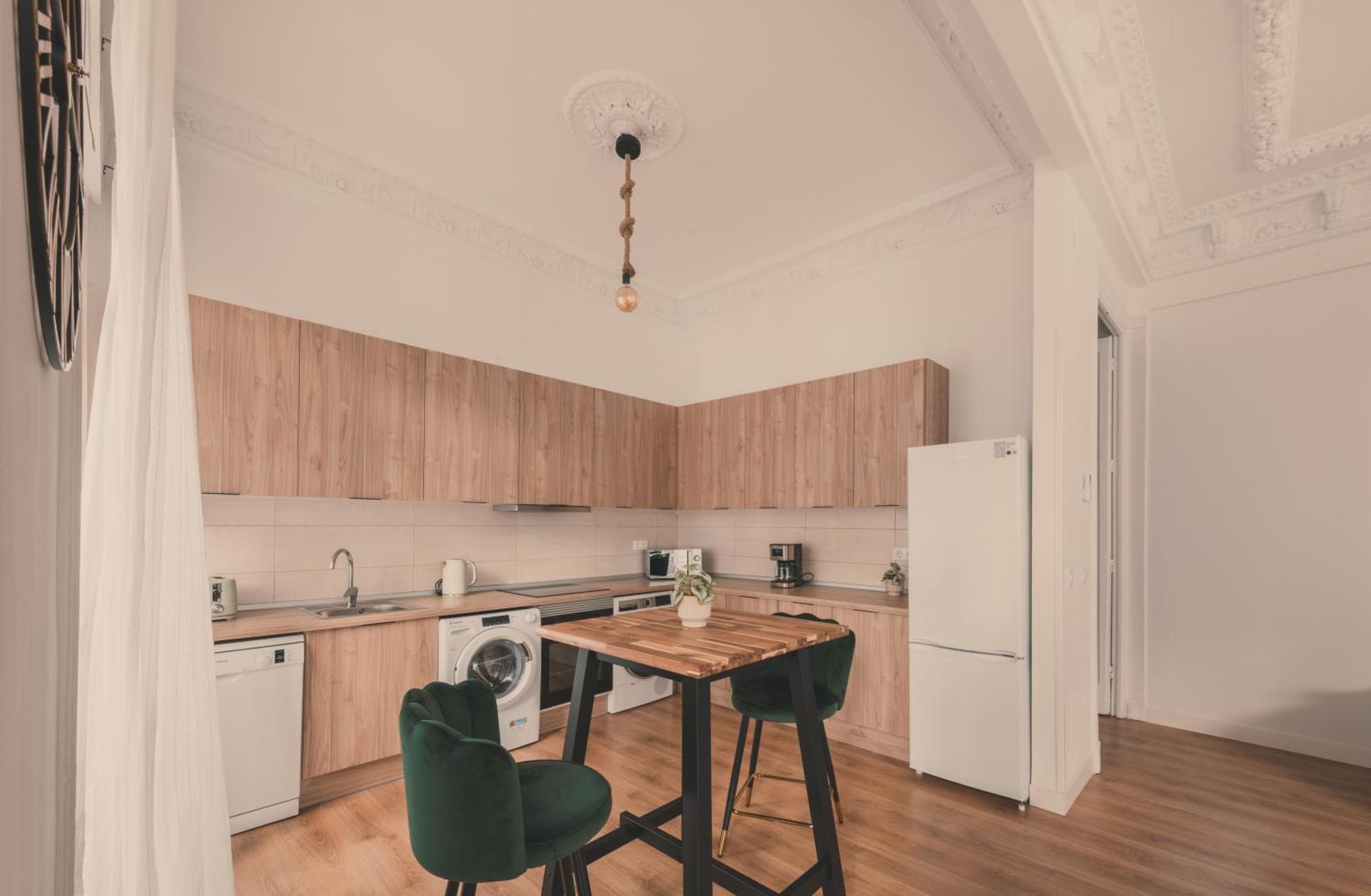 8 Rooms, 6 Bathrooms Over Gran Via Street Apartamento *