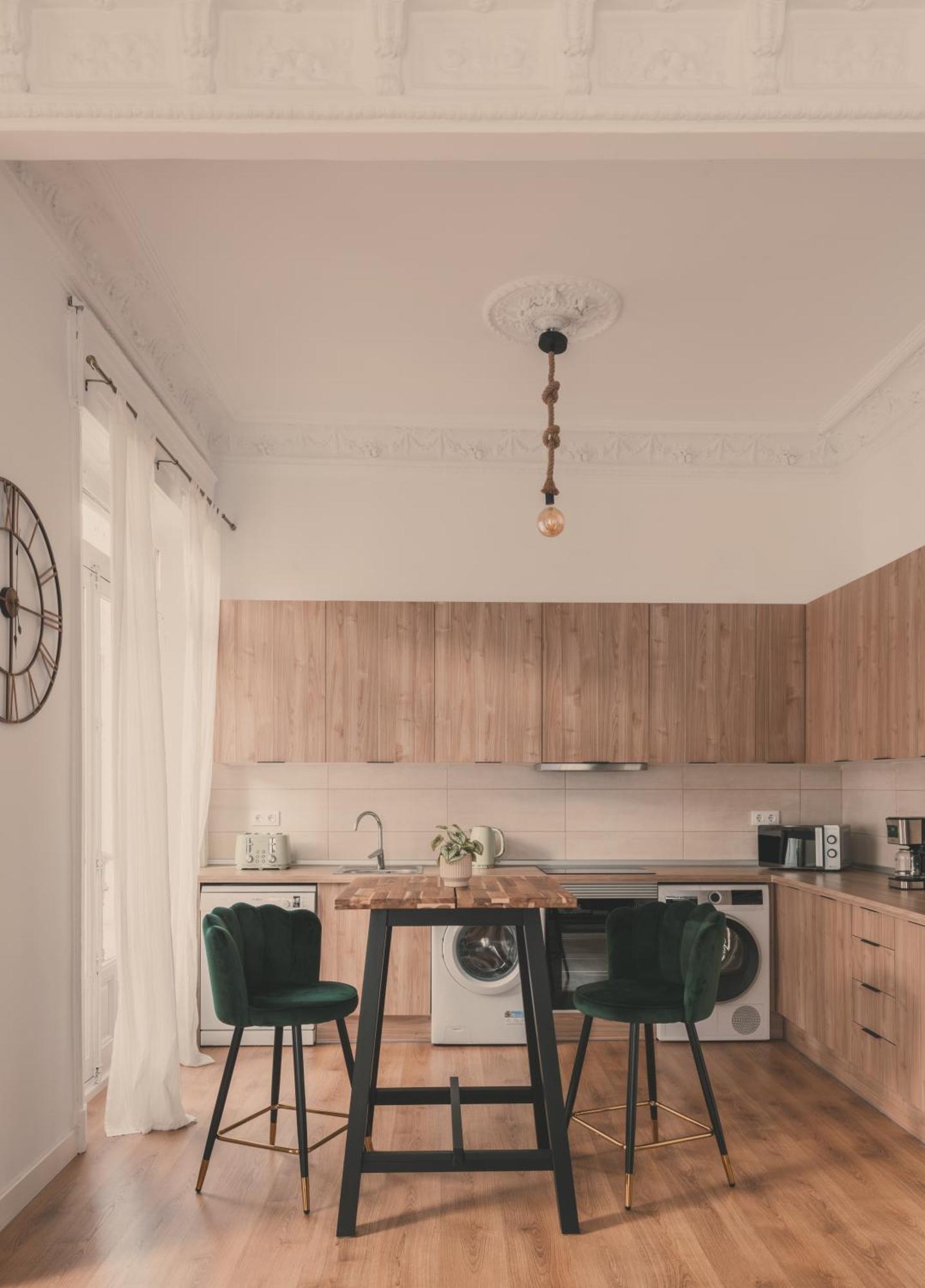 8 Rooms, 6 Bathrooms Over Gran Via Street Apartamento
