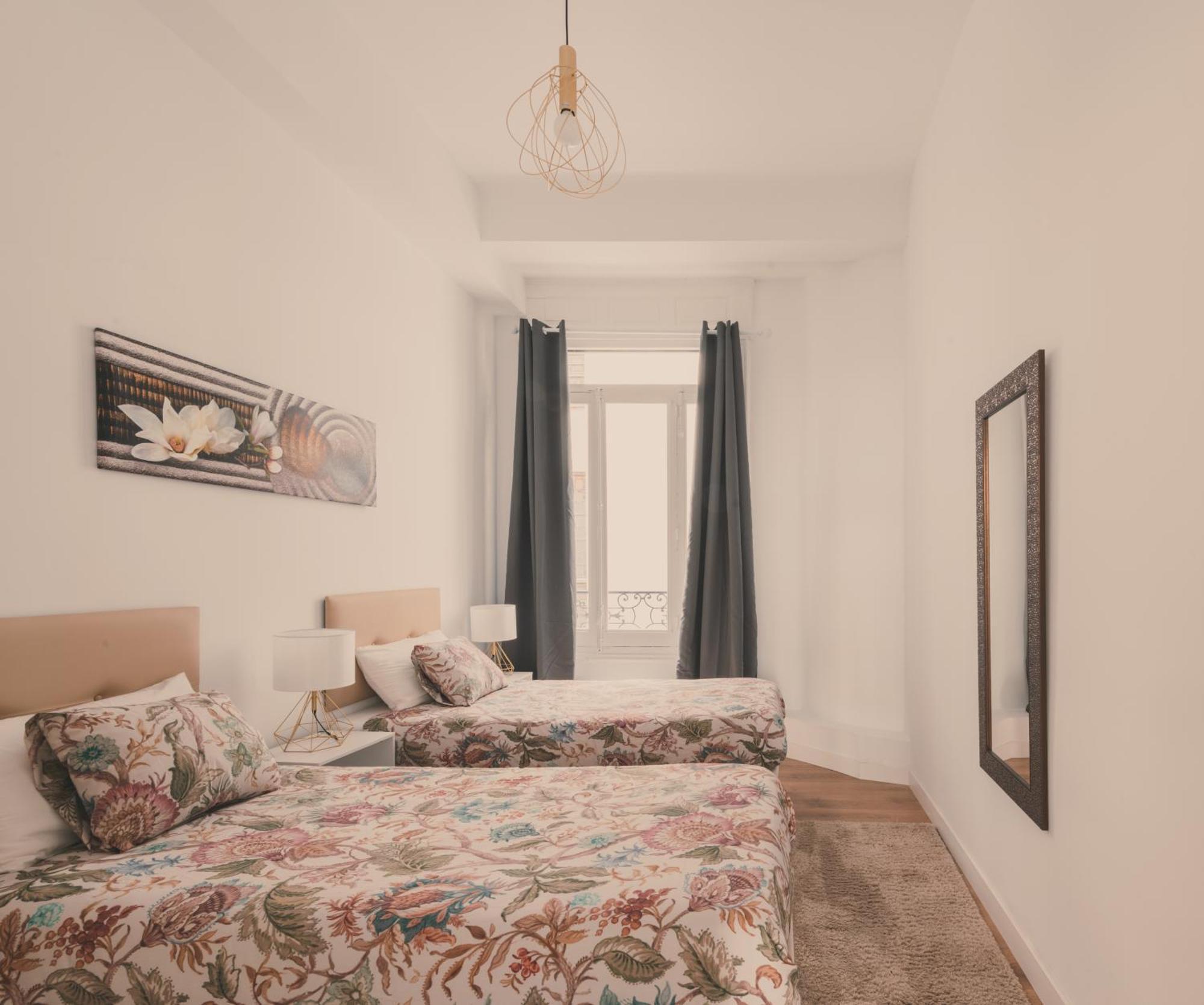 8 Rooms, 6 Bathrooms Over Gran Via Street Apartamento