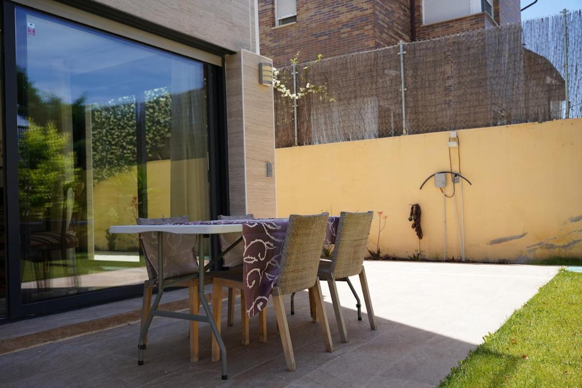 Hébergement de vacances Casa Completa De Lujo Con Jardin Y Piscina Compartida Madrid