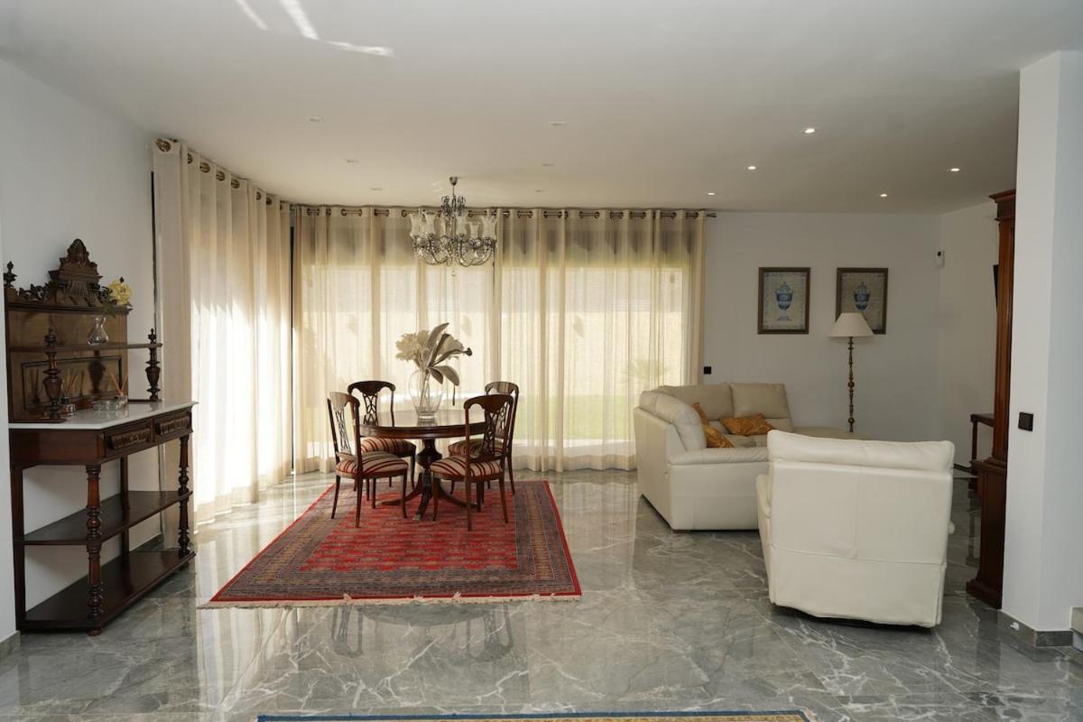 Hébergement de vacances Casa Completa De Lujo Con Jardin Y Piscina Compartida Madrid