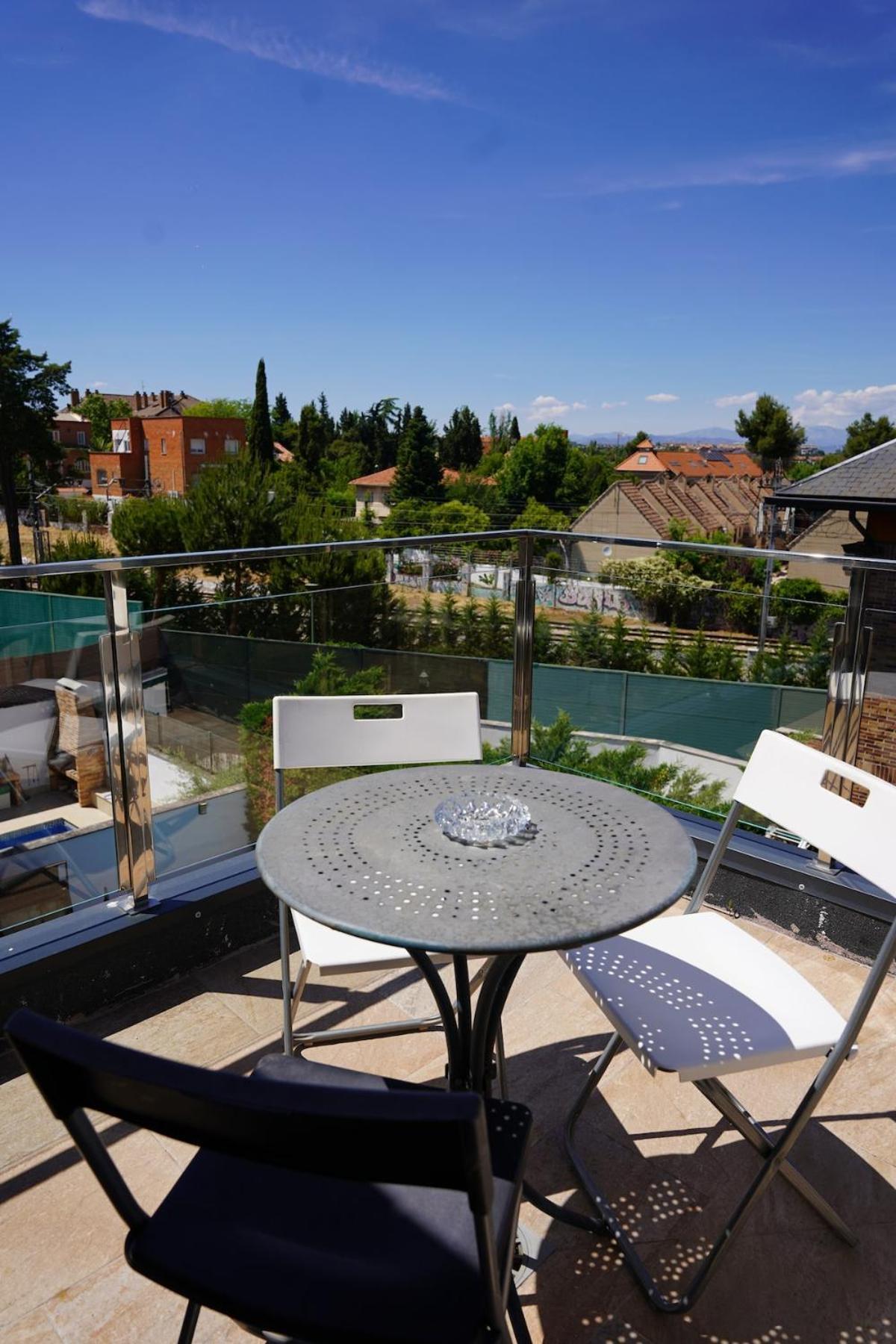 Hébergement de vacances Casa Completa De Lujo Con Jardin Y Piscina Compartida *