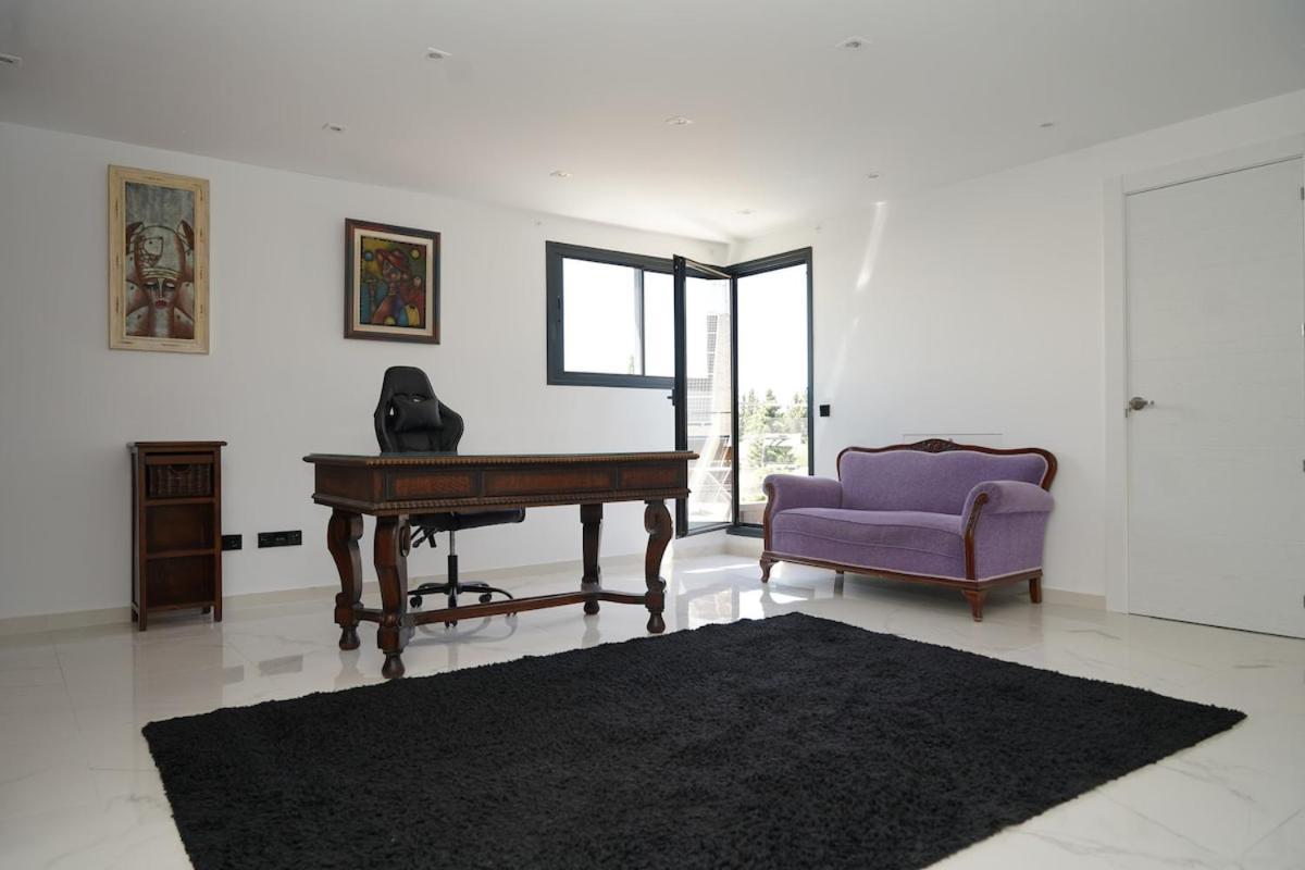 Casa Completa De Lujo Con Jardin Y Piscina Compartida