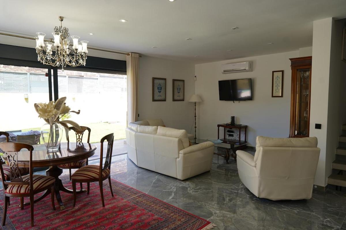 Hébergement de vacances Casa Completa De Lujo Con Jardin Y Piscina Compartida
