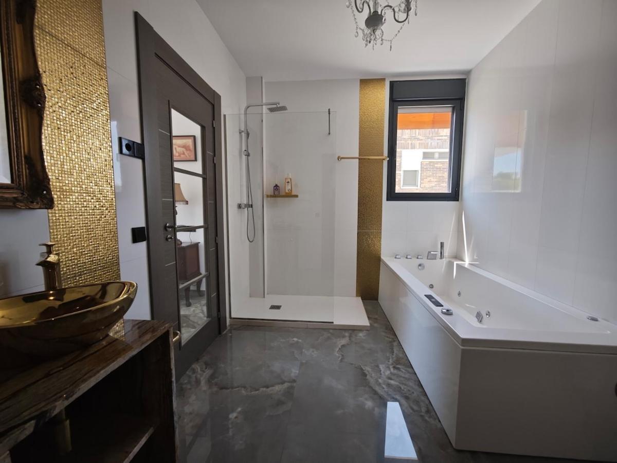 Casa Completa De Lujo Con Jardin Y Piscina Compartida Hébergement de vacances Madrid