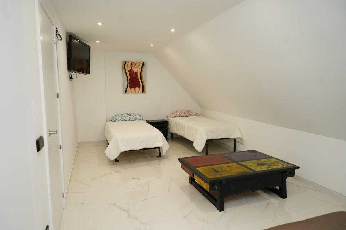 Casa Completa De Lujo Con Jardin Y Piscina Compartida * Madrid