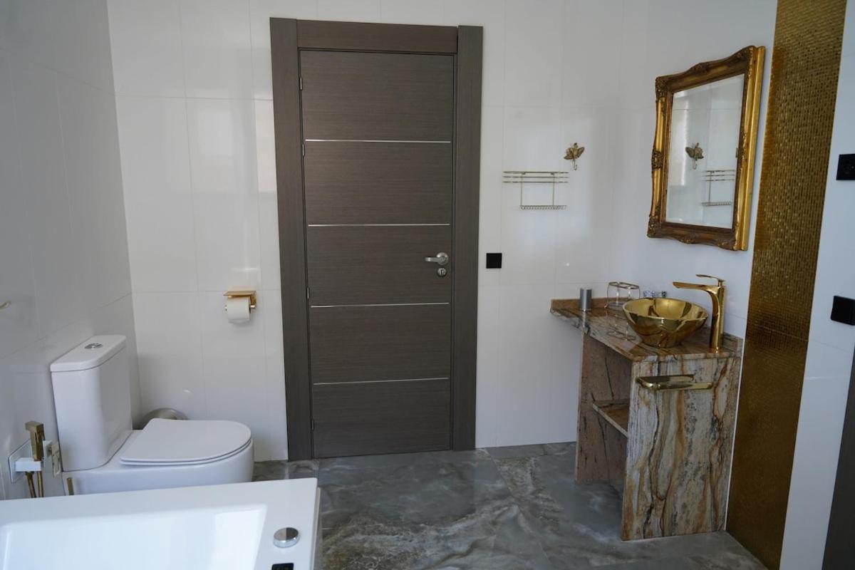Casa Completa De Lujo Con Jardin Y Piscina Compartida Hébergement de vacances *