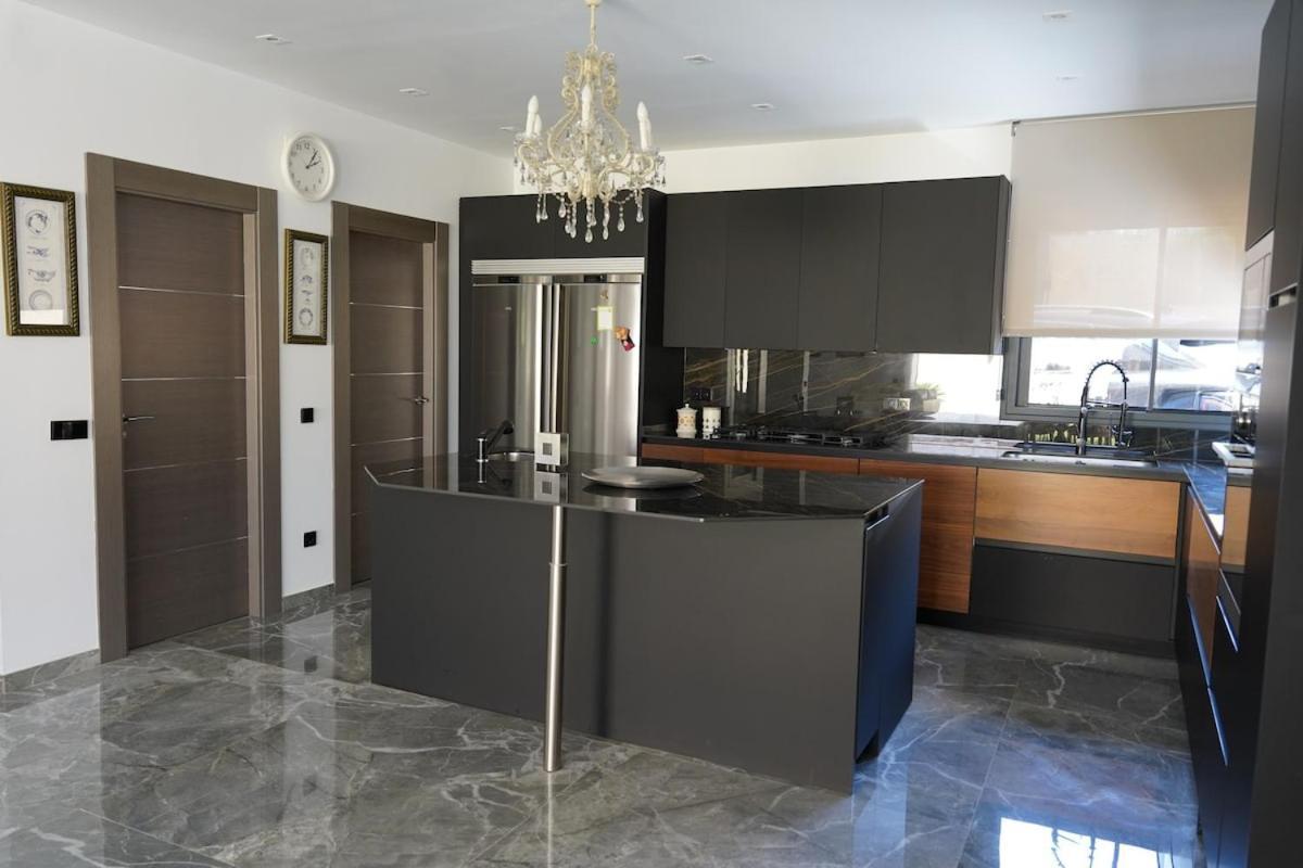 Complete Luxury House With Garden Madrid
