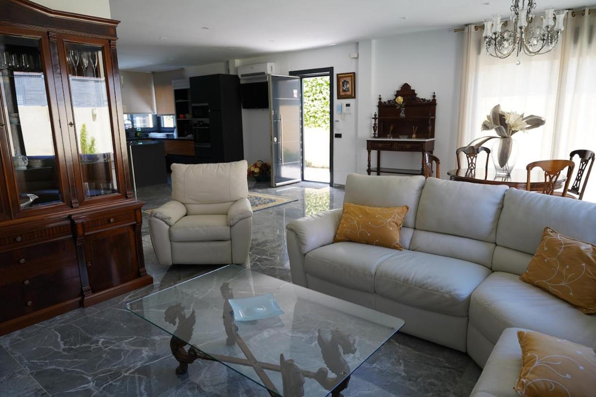 Complete Luxury House With Garden Holiday home *