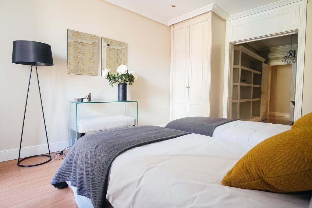 300m² 5 Slaapkamer, 4 Privé Badkamer In Centrum *