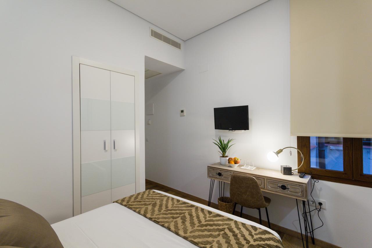 The Bridge Huertas Guest house *
