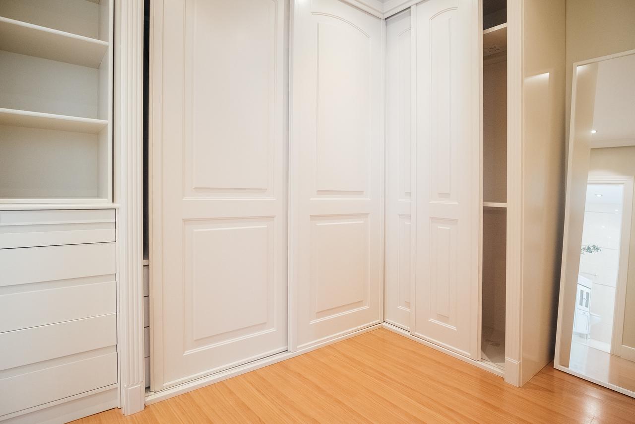 300m² 5 Slaapkamer, 4 Privé Badkamer In Centrum Appartement *