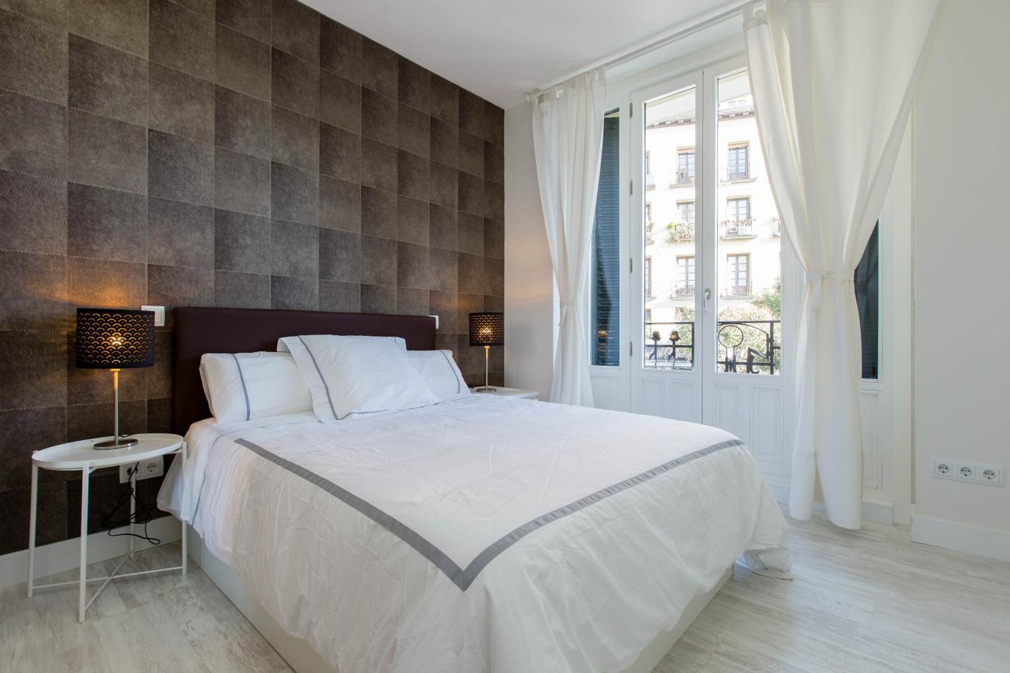 Bookinmadrid Com - Cascorro Sq 18 Pax Apartment *