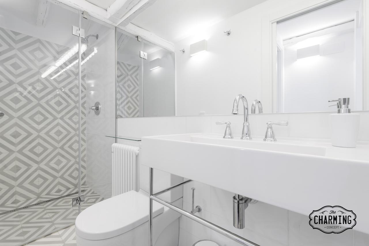 Charming Plaza Apartment *