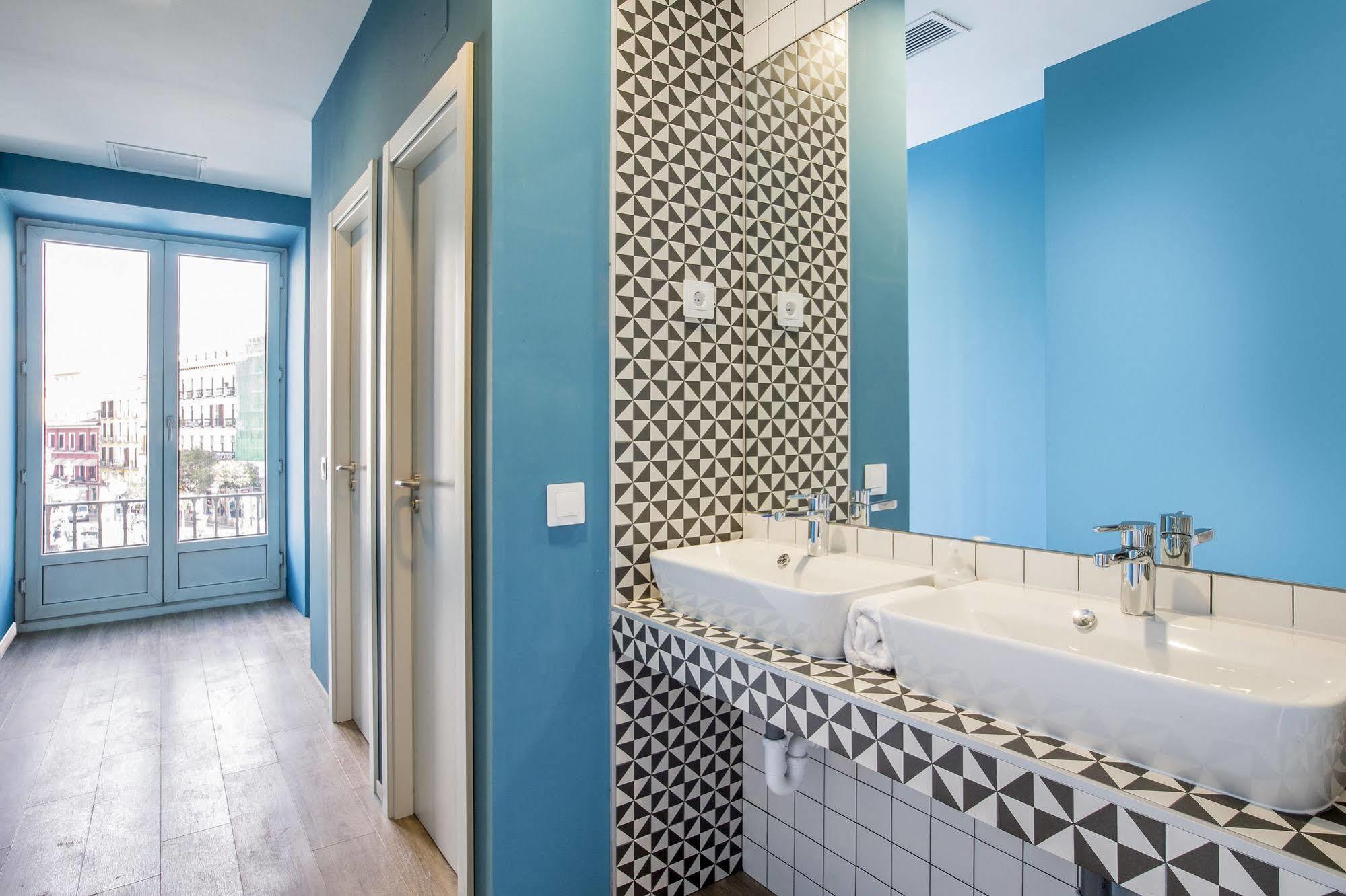 Mola Hostel *