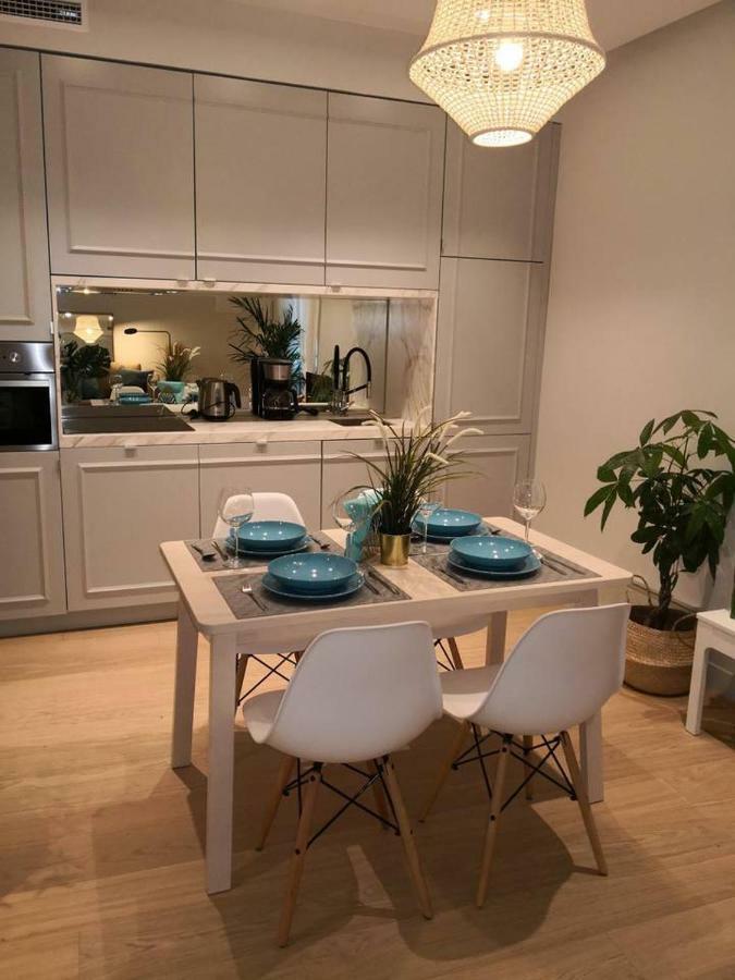 Explore From A Warm With Patio At A Newly Refurbished Manorial Building Apartment