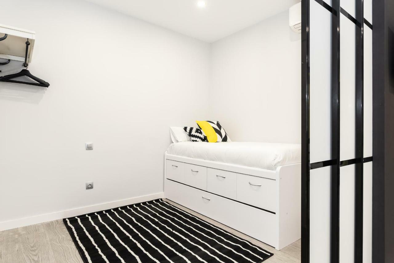 Bnbholder Black & Yellow Design Sol Apartment Madrid