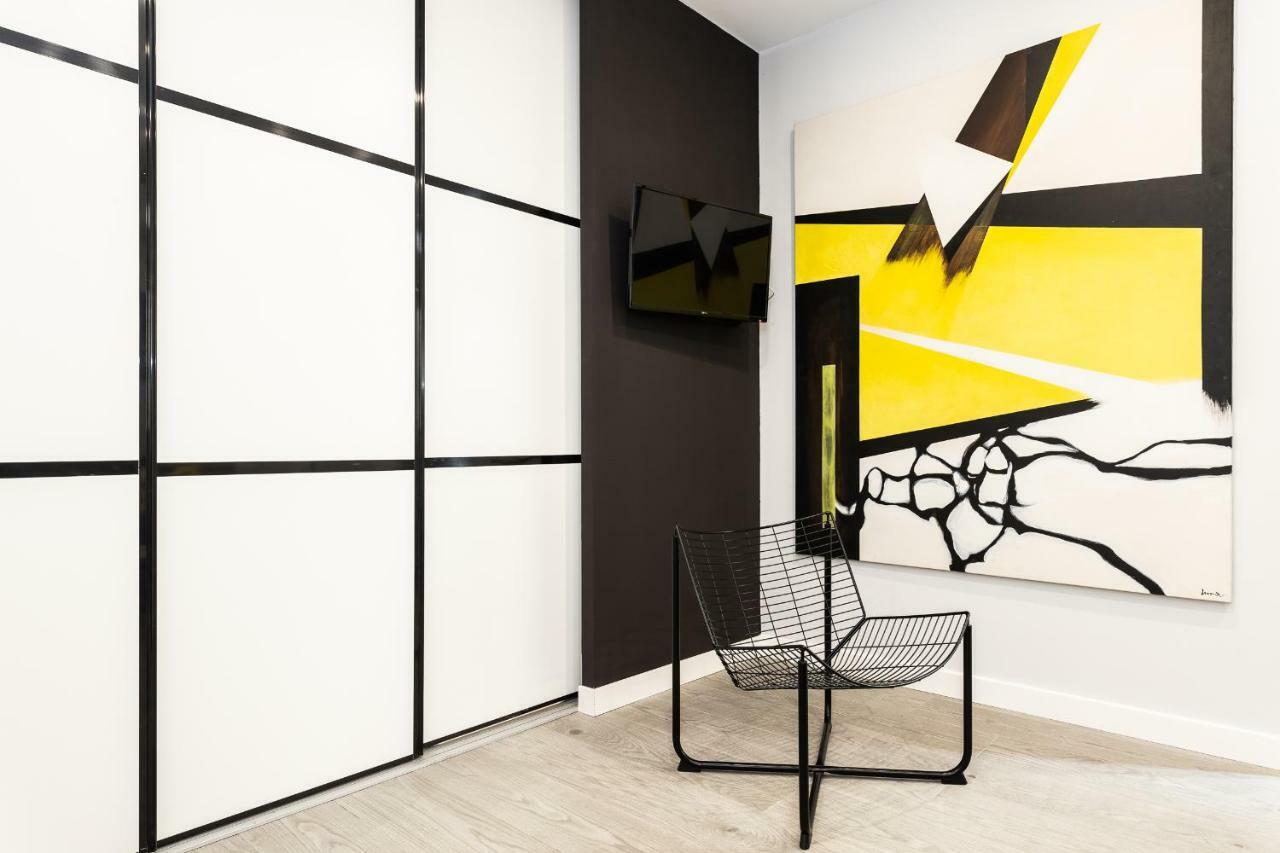 Bnbholder Black & Yellow Design Sol