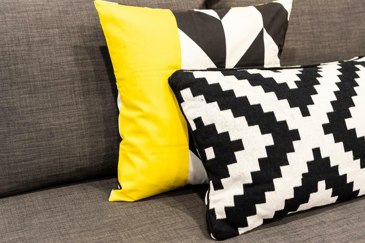 Apartment Bnbholder Black & Yellow Design Sol
