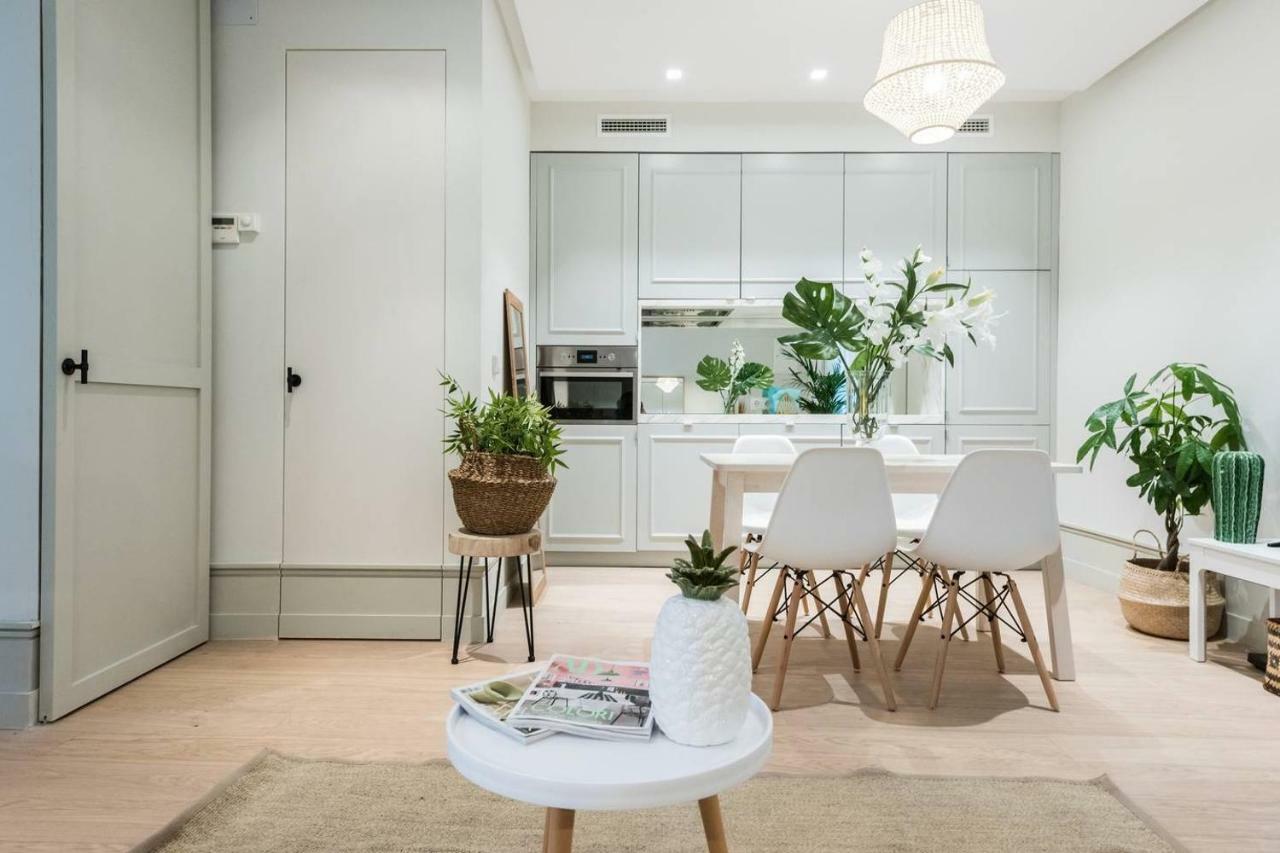 Explore From A Warm With Patio At A Newly Refurbished Manorial Building
