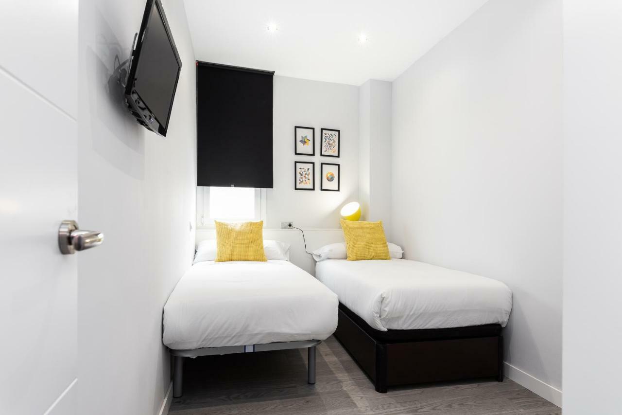 Apartment Bnbholder Black & Yellow Design Sol Madrid