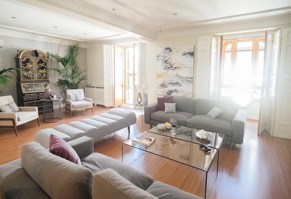 300m² 5 Slaapkamer, 4 Privé Badkamer In Centrum Appartement *