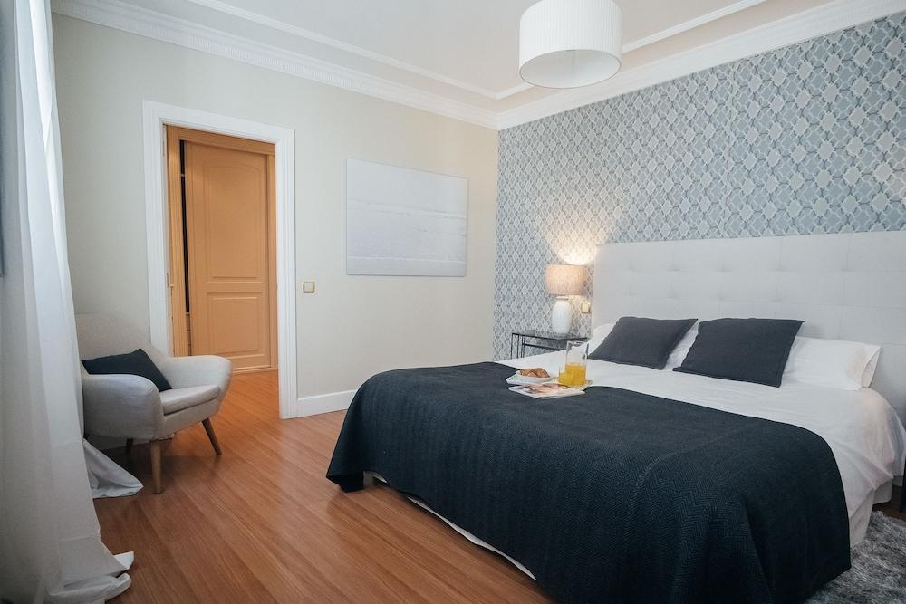 300m² 5 Slaapkamer, 4 Privé Badkamer In Centrum Appartement *